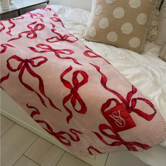 Victoria's Secret Festive Pink and Red Bow Throw - Picture 1 of 3